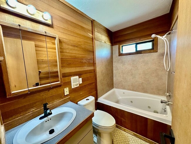 Building Photo - 1204 N Brooklane St