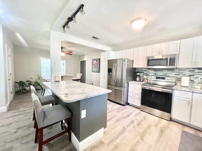 Building Photo - 1212 Bayshore Dr