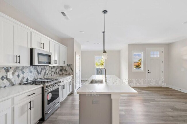 Building Photo - 648 Melville Dr