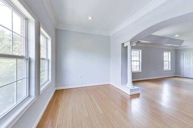 Building Photo - Spacious Deanwood Single-Family Home with Off-Street Parking