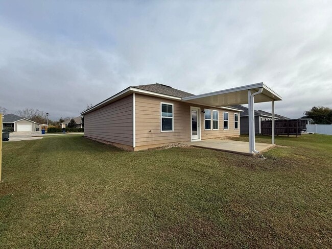 Building Photo - Three Bedroom Two Bath - Foley