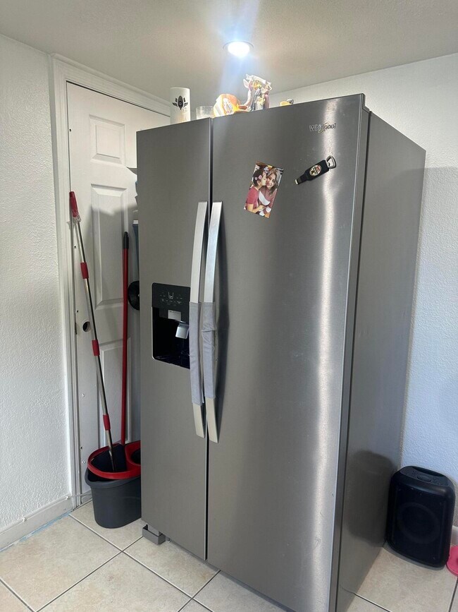 Building Photo - 626 S Pine St