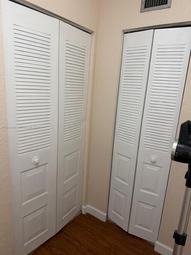 Building Photo - 410 SE 2nd St