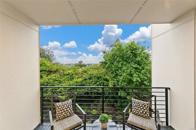 Building Photo - Newer 2 Bed/ 2 Bath Townhome in North Beacon Hill