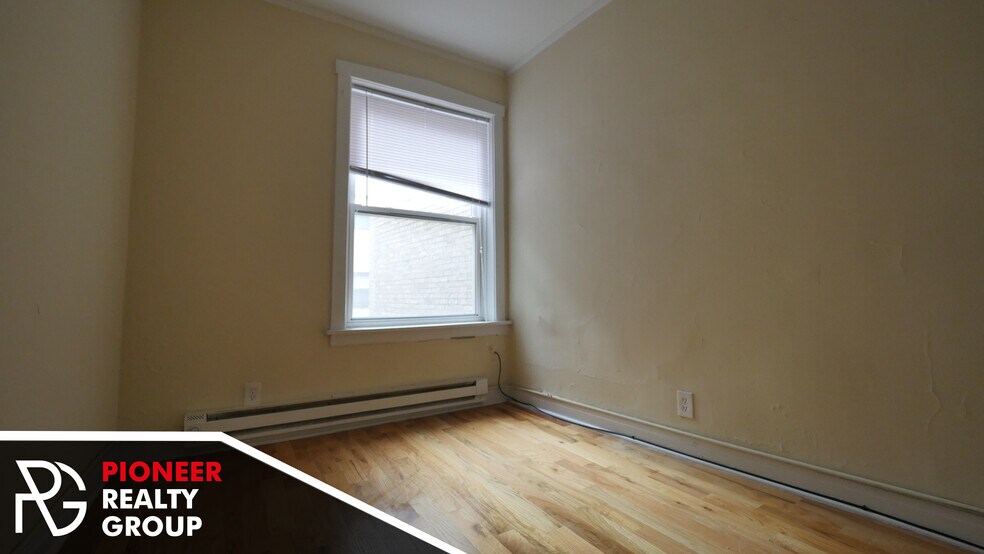 Building Photo - 515 W Melrose St