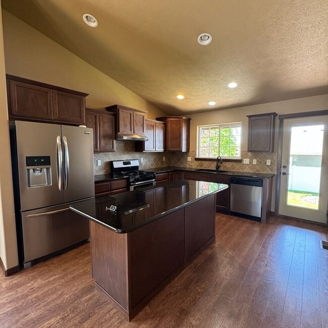 Building Photo - Cute and Cozy 3 Bedroom 2 Bath Rancher
