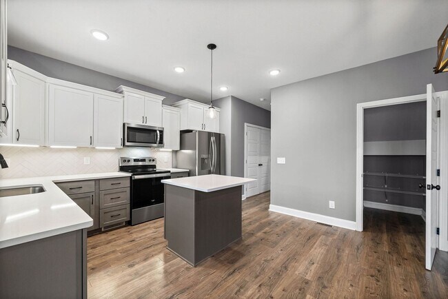 Building Photo - Pet Friendly Four Bedroom!