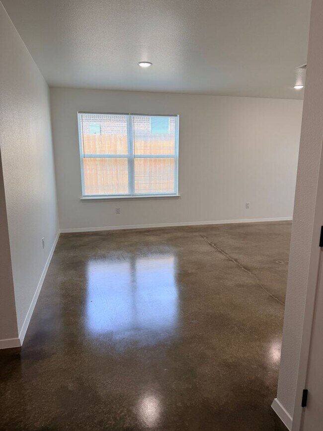 Building Photo - 983 Cline Dr