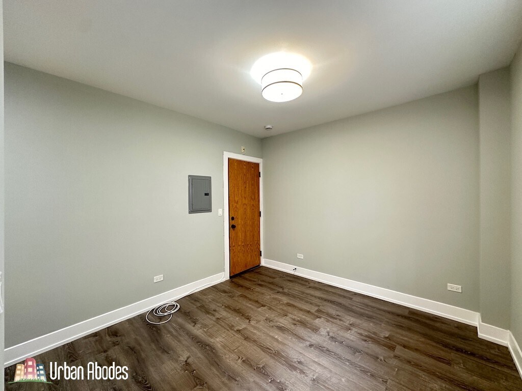 Building Photo - 515 W Belmont Ave