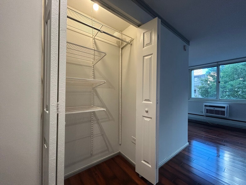 Building Photo - 1350 N Dearborn St