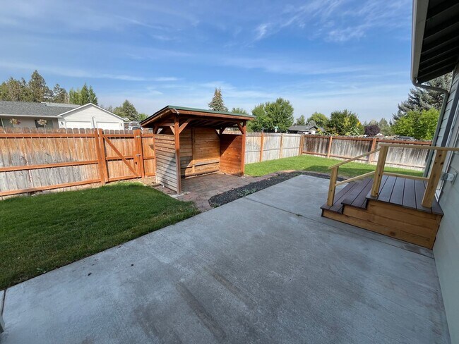 Building Photo - 3111 NE Dennis Ct