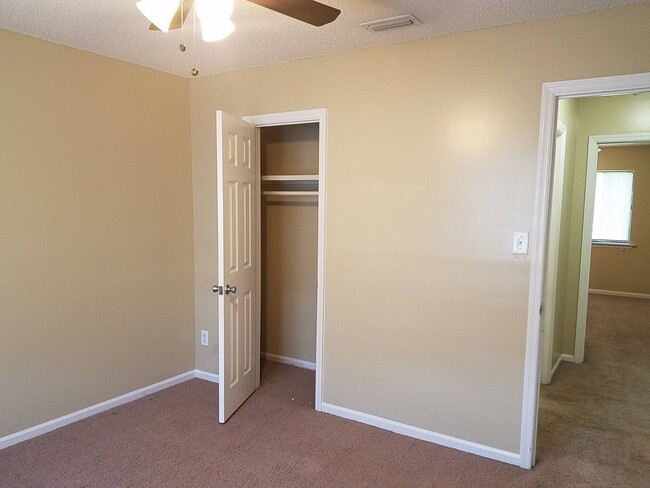 Building Photo - Cute 2BD/1BA condo. Close to shopping cent...