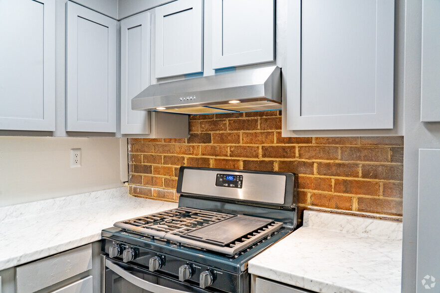 1BR, 1BA - 800SF Kitchen - Chateau Apartments