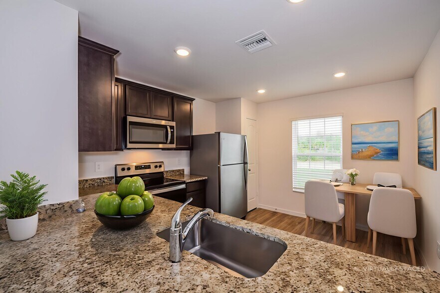 Building Photo - 879 Youngreen Dr
