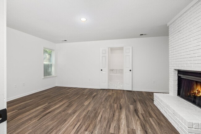 Building Photo - 3 Bedroom, 2 bath with a bonus room near B...