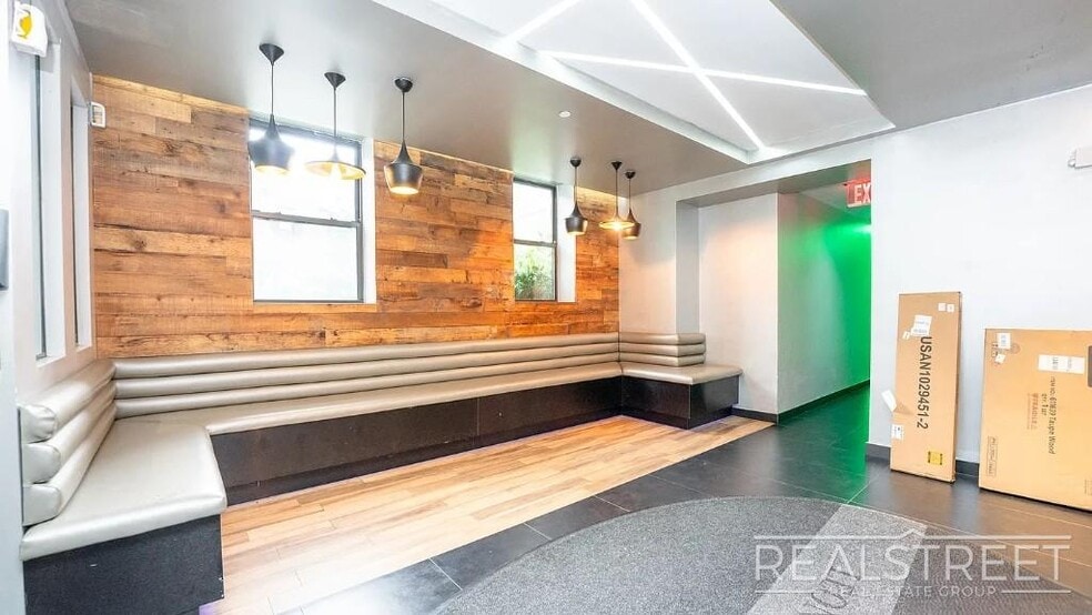 Building Photo - Modern 2 bedroom - Awesome design and architecture.