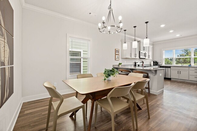 Building Photo - 913 NE Hts Ln