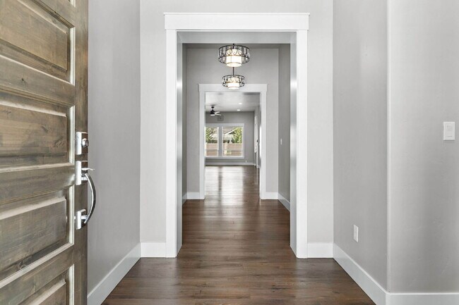 Building Photo - Beautiful split bedroom floorplan in the Sky Mesa Community!