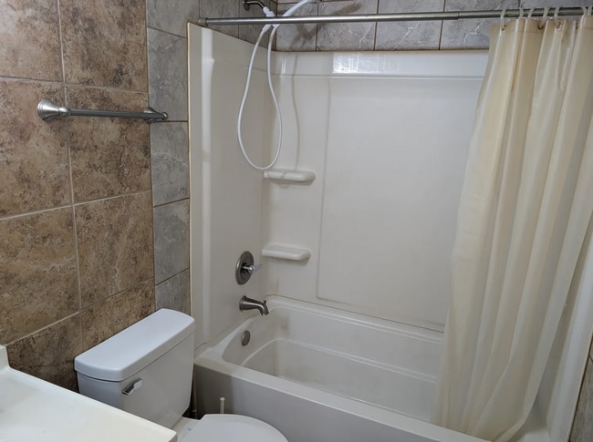 Building Photo - Spacious 1BR Condo – Pool Access & Utilities