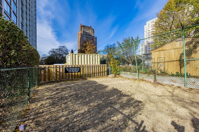 Building Photo - 5455 N Sheridan Rd