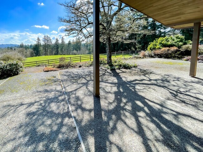 Building Photo - Expansive 5-Bedroom Lake Oswego Property N...