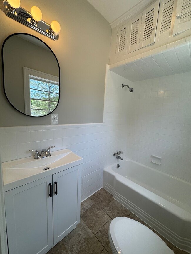 Building Photo - Renovated 3/2.5 House with bonus room in South Rome- $1,795