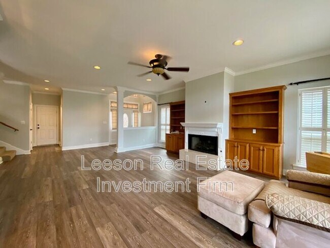 Building Photo - 5706 Wood Ridge Dr