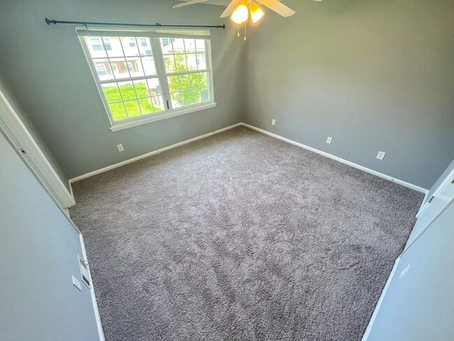 Building Photo - Adorable 2 bedroom, 2 1/2 bathroom townhom...