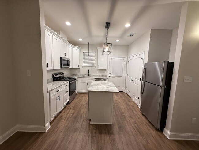 Building Photo - 205 Hoover Dr