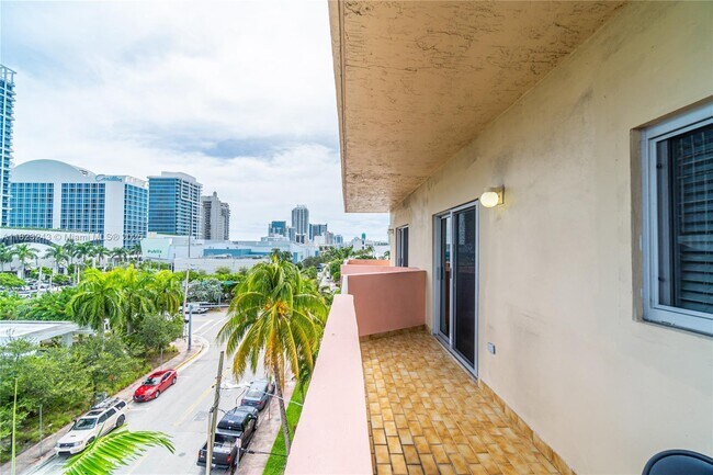 Building Photo - 6920 Harding Ave