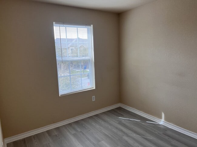 Building Photo - Luxury Townhome in Selma!