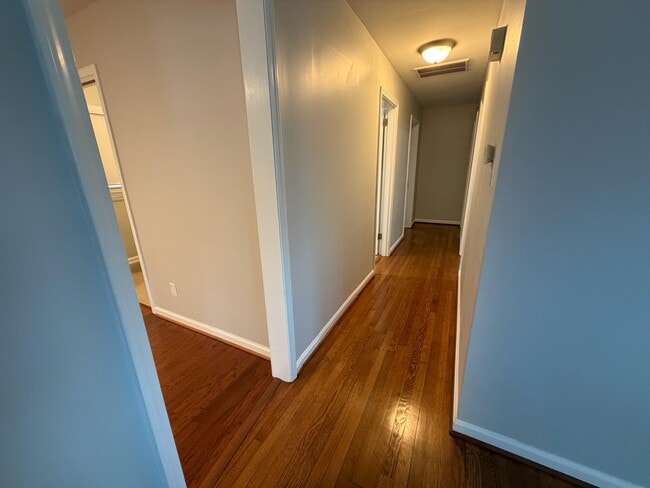 Building Photo - 1929 Alexandria Dr