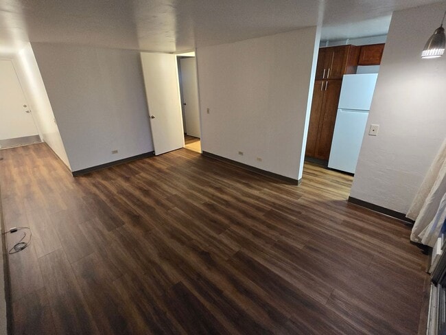 Building Photo - Upgraded 1 Bedroom, 1 Bath, 1 Parking, Con...