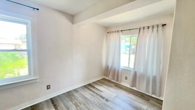 Building Photo - 332 Buena Vista Dr S