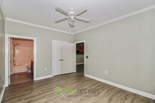 Building Photo - Gorgeous  Townhome - 2 Br/2 Bath, Pet-Friendly. Just  a short walk from UNCW in Wilmington!