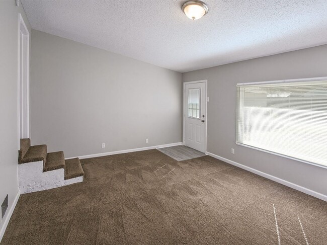 Building Photo - UPDATED 3 bed, 1 bath near U of M.