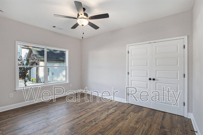 Building Photo - 138 Crest