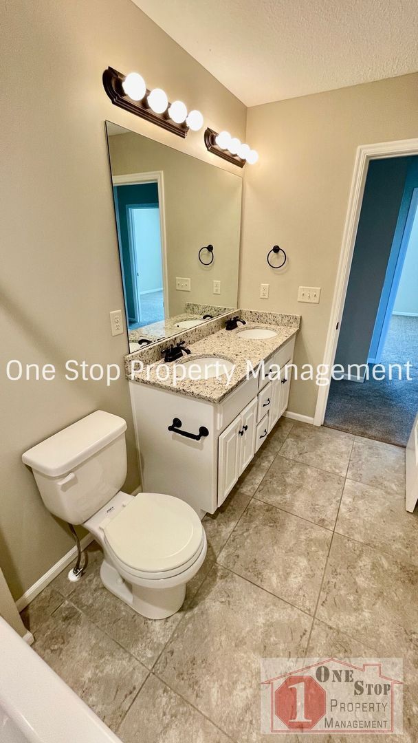 Building Photo - Gorgeous 4 bedroom, 2.5 bath home in Raymore!