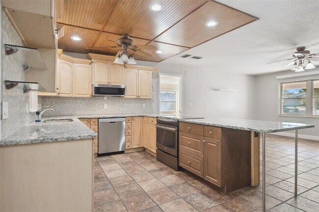 Building Photo - 111 Pineapple Ct