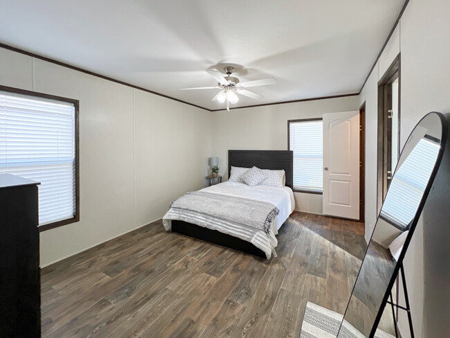 Primary bedroom w/ ceiling fan - 615 San Rafael