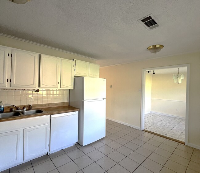 Building Photo - 1043 Westwood Dr
