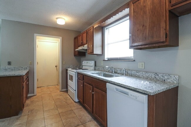 Building Photo - Cozy & Updated