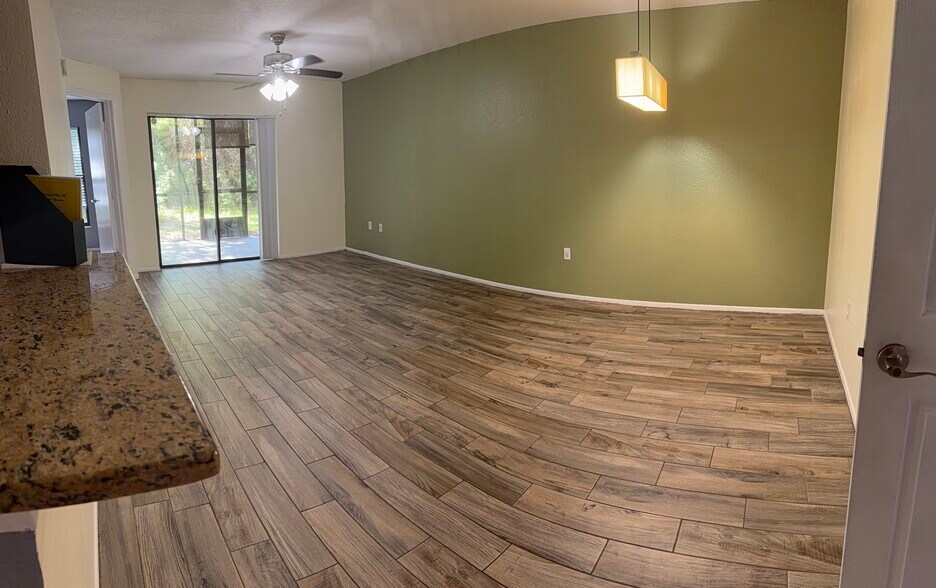 Building Photo - 7723 Sugar Bend Dr