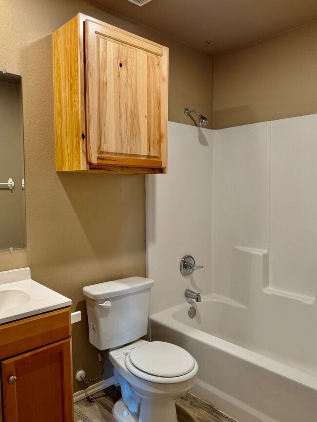 Building Photo - Newer Build 3/2/1 on Quiet Street!