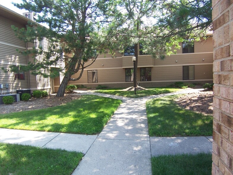 courtyard - 225 Briarcrest