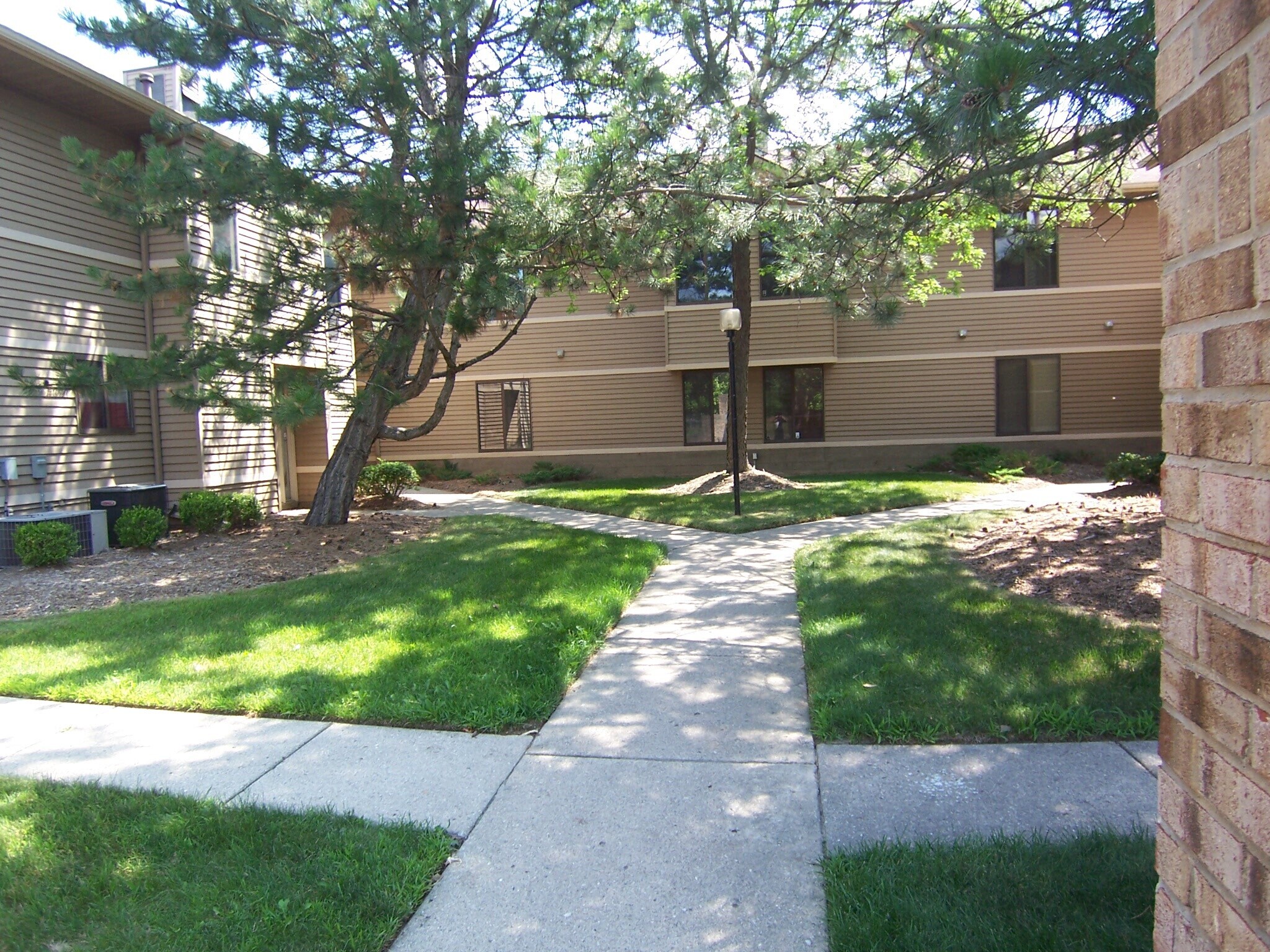 courtyard - 225 Briarcrest