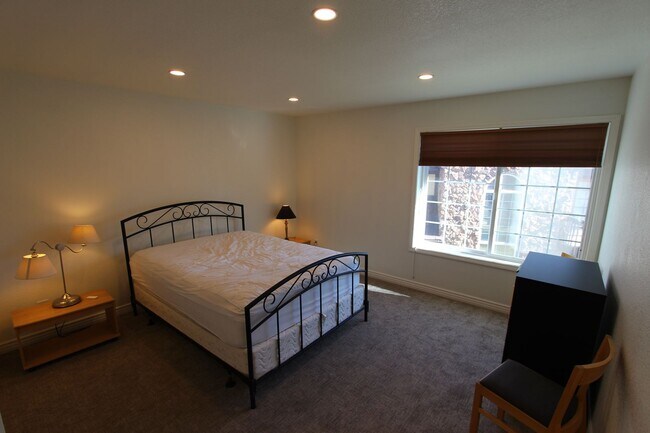 Building Photo - Short-Term Furnished Rental | Mountain Views + $500 Move-In Special