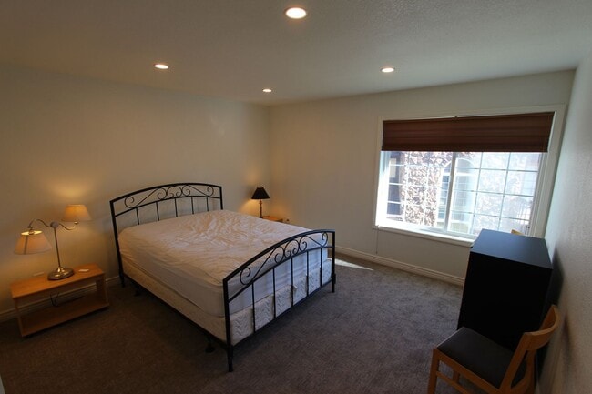Building Photo - Short-Term Furnished Rental with Mountain Views | $500 Move-In Special