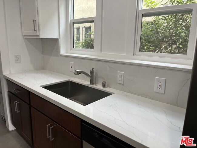 Building Photo - 1045 S Crescent Heights Blvd