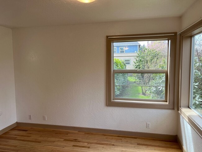 Building Photo - 3 Bed, 1.5 Bath near Rose Garden and Willamette River bike path in Whiteaker